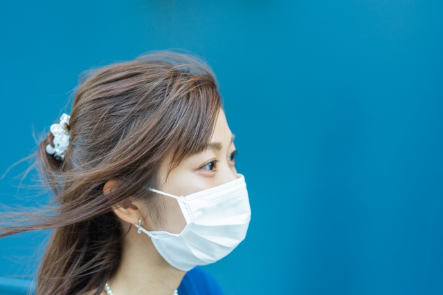 マスクの２０代女性