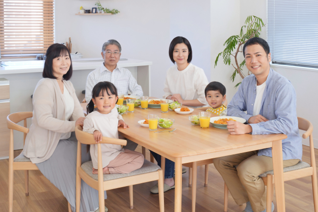 ダイニングを囲む家族