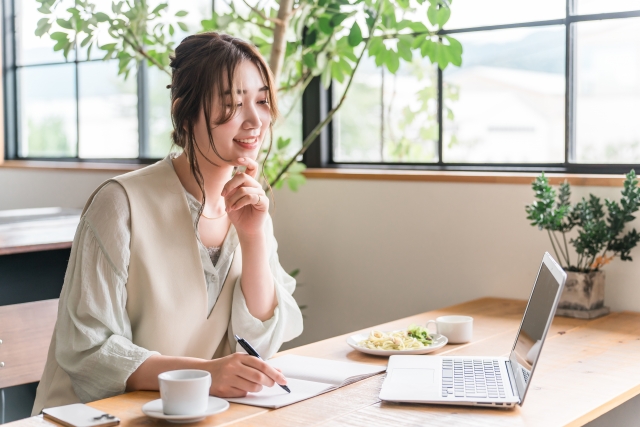 PCに向かう女性